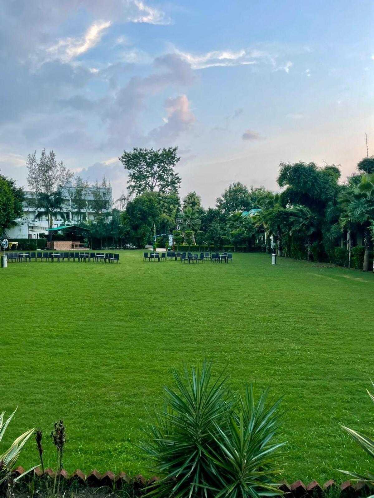 Winsome Resort & Spa Corbett Rāmnagar Extérieur photo